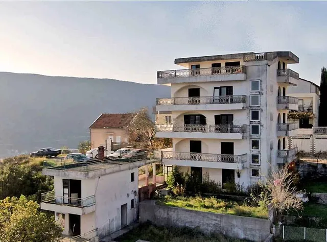 Hotel mit Panoramablick auf das Meer in Sushcepan